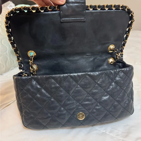 Black calfskin leather Chanel shoulder bag, gold hardware all round series 15 - Picture 4 of 15